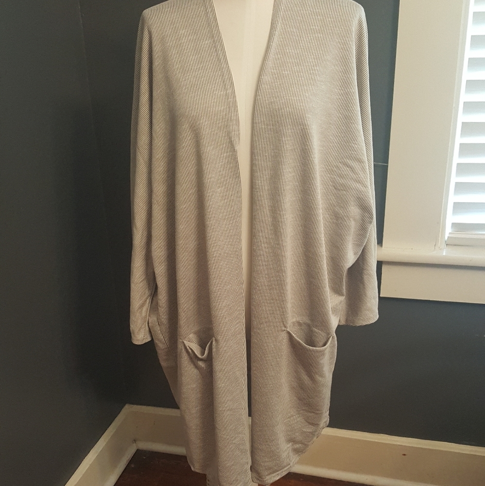 Cute nwt DONNI kimono in gray and white size large